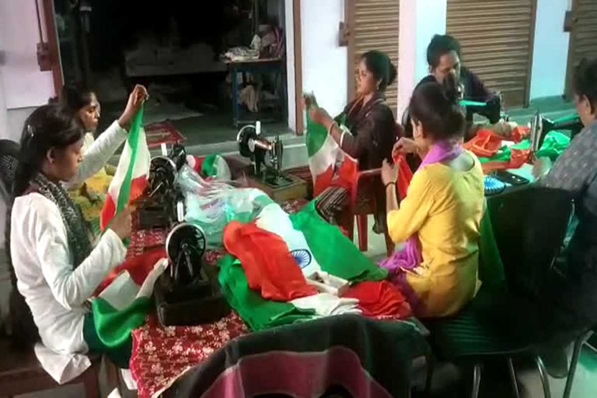 हर घर तिरंगा अभियान से स्वयं सहायता समूह की महिलाओं को मिल रहा रोजगार हर घर तिरंगा अभियान से स्वयं सहायता समूह की महिलाओं को मिल रहा रोजगार